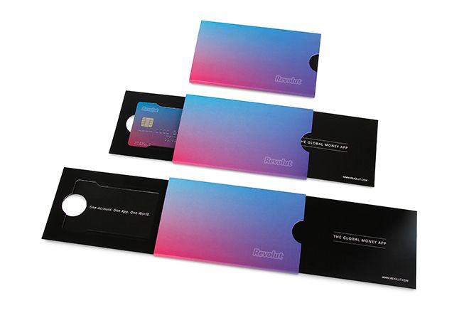 Revolut 實體卡與寄送小信封的精美設計